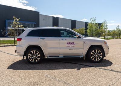 Side profile of an Elite Transportation Systems Jeep Grand Cherokee